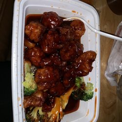 Kim Yeun - General tso chicken with a side of broccoli in garlic sauce (takeout)