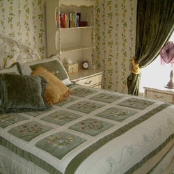 Adorable Purple Victorian - Queen bed with library