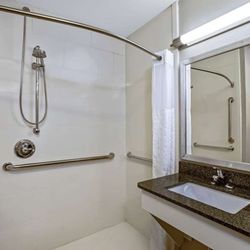 La Quinta by Wyndham Kearney - Guest room bath