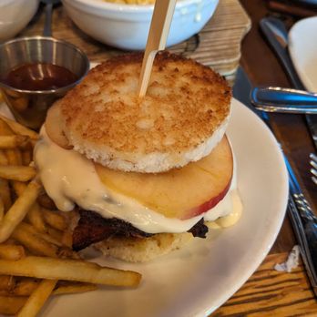 Cole's Public House - Gastropubs Near Me - Amherst, Ohio