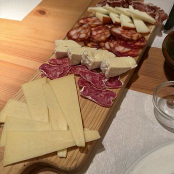 Restaurante Leziria Casa de petiscos - Mixed Board and Bread with Olives - Portuguese Near Me - Lisbon, 11 Restaurante Leziria Casa de petiscos - Mixed Board and Bread with Olives - Portuguese Near Me - Lisbon, 11