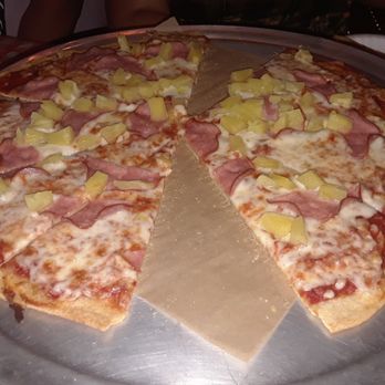 Woodstone Pizzeria - Hawaiian Pizza.  4 stars - Pizza Near Me - Bakersfield, California