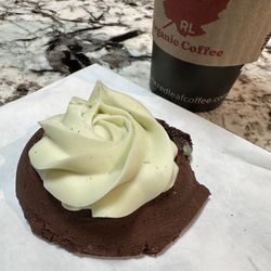 Red Leaf Organic Coffee - Hot maple vanilla latte and a seasonal cookie (mint chocolate)