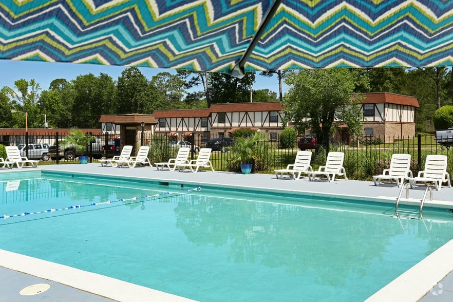 CAMELOT APARTMENTS Updated October 2024 13 Photos 106 Castle Dr