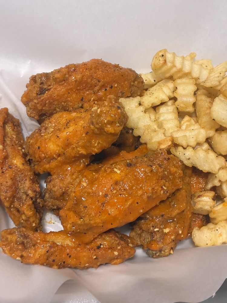 D8 Wingz N Tingz Logo