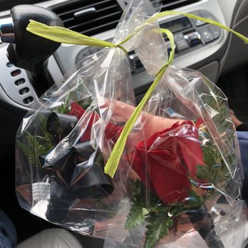 Flora Chicago - One of these cost $35, the other $20. Can you tell the difference? - Florists Near Me - Chicago, Illinois Flora Chicago - One of these cost $35, the other $20. Can you tell the difference? - Florists Near Me - Chicago, Illinois