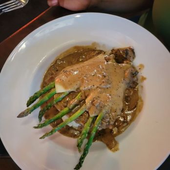 Cheddar's Scratch Kitchen - This was the chicken Madeira with asparagus. It tasted so good, it had a sweet flavor with a wine-ish taste to it. - American Near Me - San Marcos, Texas
