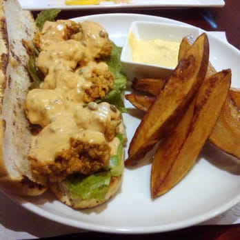 Border Foundry Restaurant & Bar - Fried oyster po'boy with steak fries and curry tartar sauce - New American Near Me - Laredo, Texas Border Foundry Restaurant & Bar - Fried oyster po'boy with steak fries and curry tartar sauce - New American Near Me - Laredo, Texas