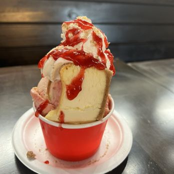 The Yard Milkshake Bar - Yummy Strawberries and Cream Cheesecake - Desserts Near Me - The Colony, Texas The Yard Milkshake Bar - Yummy Strawberries and Cream Cheesecake - Desserts Near Me - The Colony, Texas