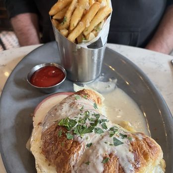 Oliver's Astoria - -The Royale with Truffle Fries - New American Near Me - Astoria, New York