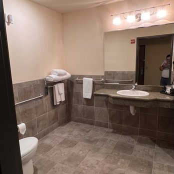 Ko Kwel Casino Resort - The bathroom was very large and easy to get around in. - Hotels Near Me - North Bend, Oregon
