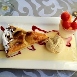 La Théière - Tarte aux abricots avec panna cotta avec boule de melon et pastèque.