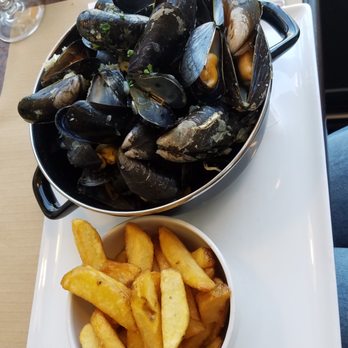 Brasserie d'en Face - * A bucket of young mussels in white wine sauce and yummy frites! - Seafood Near Me - Arromanches-les-Bains, 14 Brasserie d'en Face - * A bucket of young mussels in white wine sauce and yummy frites! - Seafood Near Me - Arromanches-les-Bains, 14