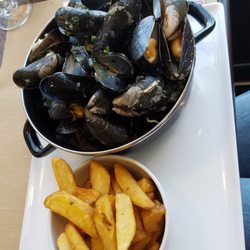 Brasserie d'en Face - * A bucket of young mussels in white wine sauce and yummy frites!