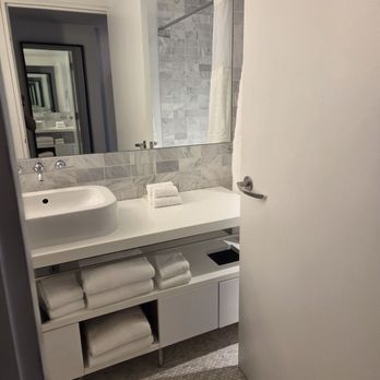 Smyth Tribeca - Bathroom - Hotels Near Me - New York, New York Smyth Tribeca - Bathroom - Hotels Near Me - New York, New York