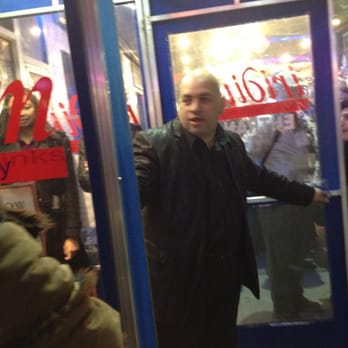 The Iridium - Bouncer screaming at people "get back in line!!!!!!" and he let some other people to cut in front of the line - Jazz & Blues Near Me - New York, New York The Iridium - Bouncer screaming at people "get back in line!!!!!!" and he let some other people to cut in front of the line - Jazz & Blues Near Me - New York, New York