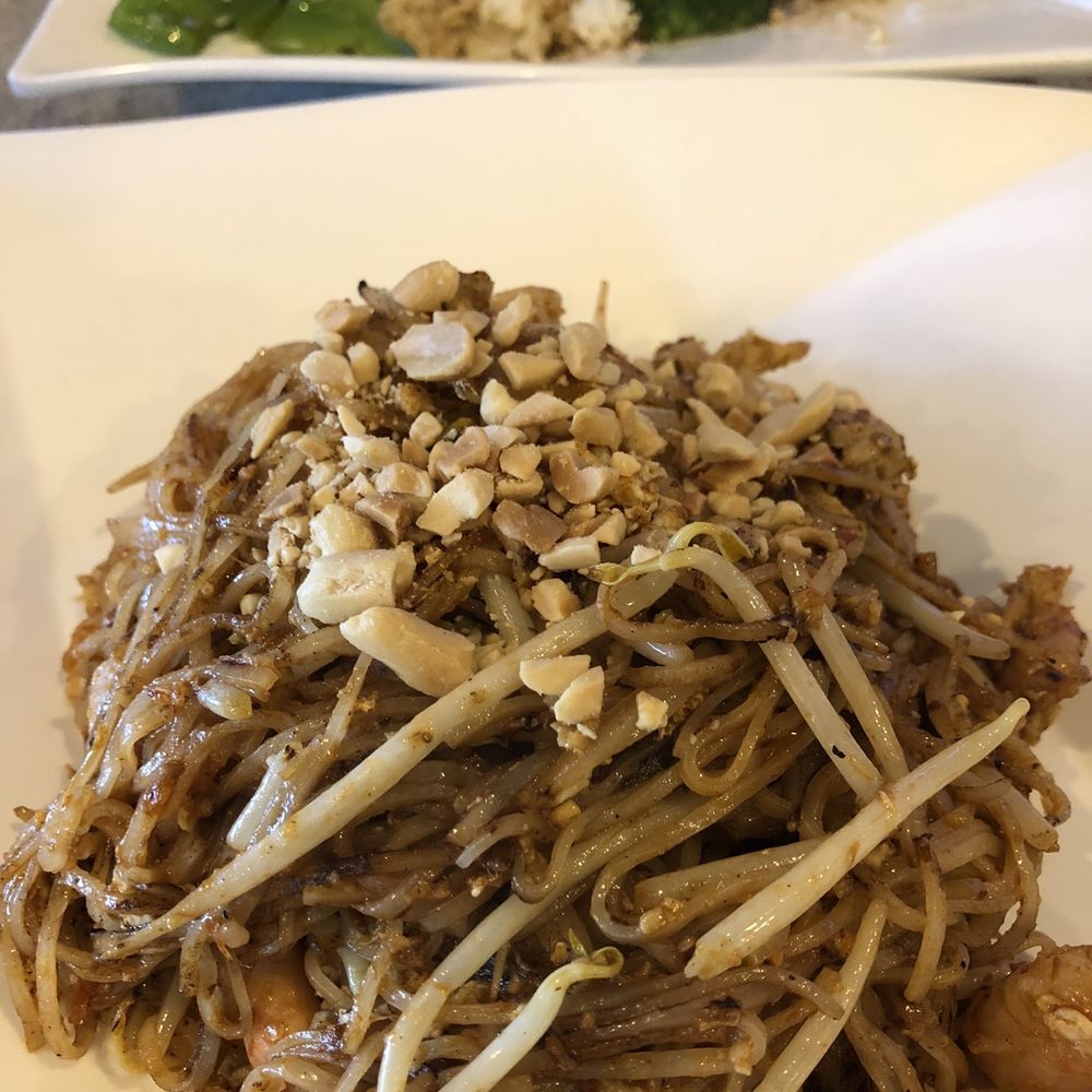 Summer Roll - Shrink pad Thai, and satay chicken veggies. - Vietnamese Near Me - Saskatoon, Saskatchewan Summer Roll - Shrink pad Thai, and satay chicken veggies. - Vietnamese Near Me - Saskatoon, Saskatchewan