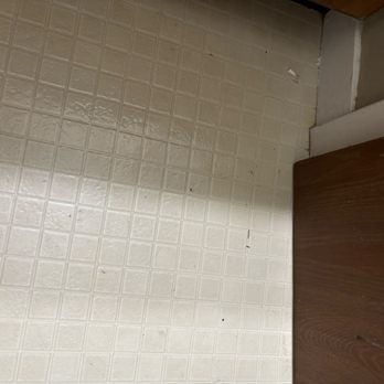 Historic Cary House Hotel - Warped door, dirty bathroom floor. - Hotels Near Me - Placerville, California