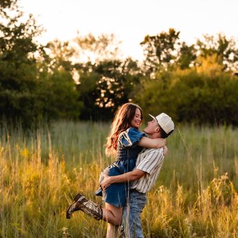 Photography by Delaney - Couples photos in a field - Session Photography Near Me Photography by Delaney - Couples photos in a field - Session Photography Near Me