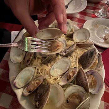 Dan Tana's - Fettuccini Steamed Clams - Italian Near Me - West Hollywood, California Dan Tana's - Fettuccini Steamed Clams - Italian Near Me - West Hollywood, California