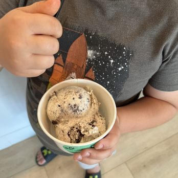 Noosa Scoops - Two scoops Cookies and Cream - Ice Cream & Frozen Yogurt Near Me - Kill Devil Hills, North Carolina