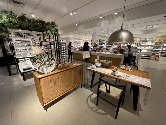 Crate & Barrel by null