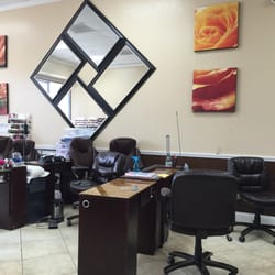 Qmc Nails - Very small store 5 pedicure chairs and about 7 nail tech chairs