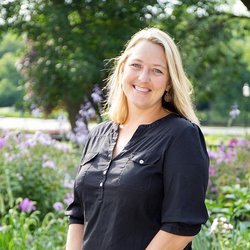 Smart Moves - Melinda Stuart, Owner, SMM-C specializes in helping clients downsize and move with compassion and dignity.