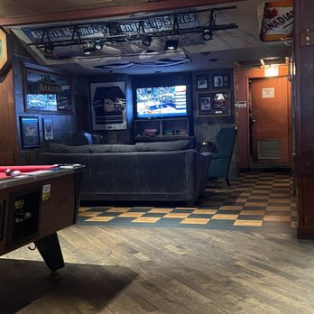 De'd Dog Bar & Grill - Pubs Near Me - Jasper, Alberta