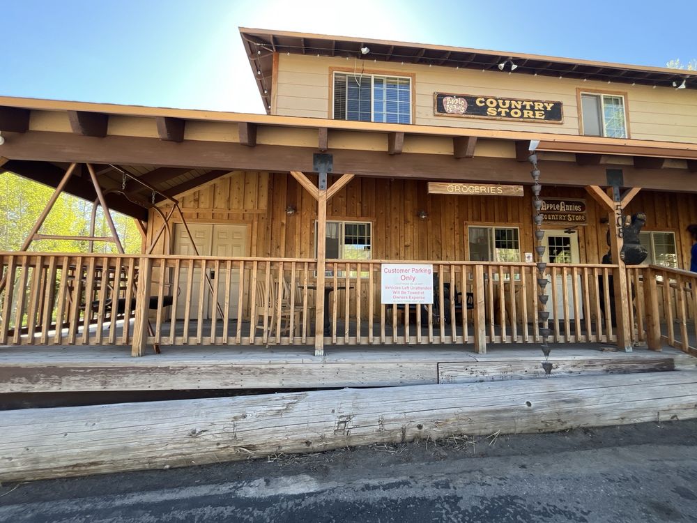 Apple Annie's Country Store Logo