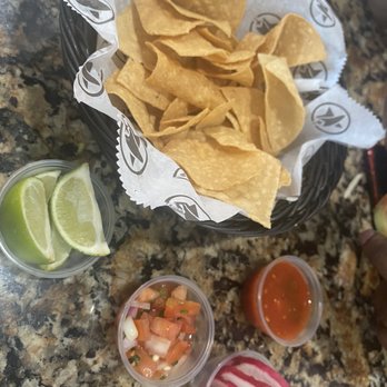 Taqueria La Estrella - Chips with condiments - Latin American Near Me - Manteca, California
