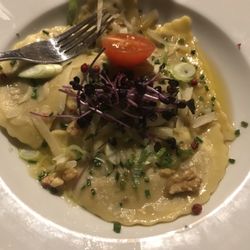 Kochwirt - Teigtaschen m.Steinpilzfüllung für ~13,50 €. Hätte, wie alle anderen Essen, eine größere Portion sein dürfen. Nachschlag gabs leider nicht