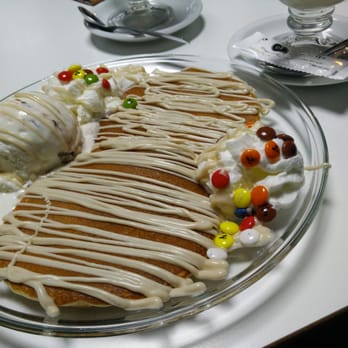 La Helartería - Tortitas con chocolate blanco y bola de helado de huevo de chocolate por 3€. - Ice Cream & Frozen Yogurt Near Me - Seville, SE