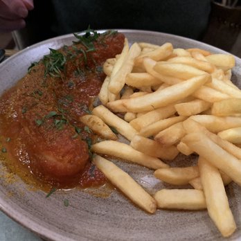 Restaurant Landgang - Currywurst mit hausgemachter Tomatensauce und Pommes, 9€ - German Near Me - Büsum, SH Restaurant Landgang - Currywurst mit hausgemachter Tomatensauce und Pommes, 9€ - German Near Me - Büsum, SH