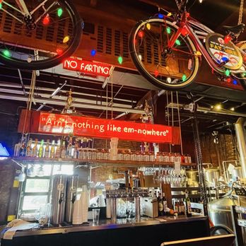Dreamland BBQ - Cool decor - Barbeque Near Me - Montgomery, Alabama