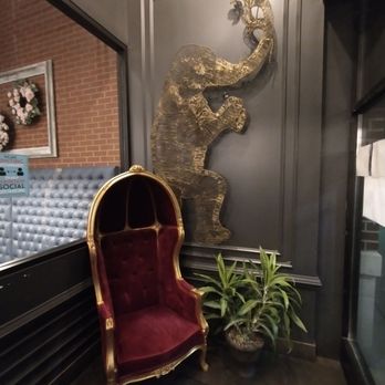 Thai at Laurel - Cool seating area in the restaurant's foyer - Thai Near Me - Laurel, Maryland