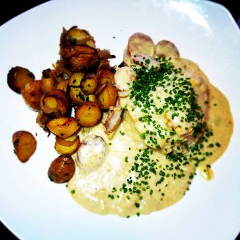 Avenue Kitchen & Bar - Biscuits and gravy - New American Near Me - Baltimore, Maryland Avenue Kitchen & Bar - Biscuits and gravy - New American Near Me - Baltimore, Maryland