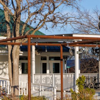 Hooper's - Outdoor seating area - Breakfast & Brunch Near Me - Kingsland, Texas