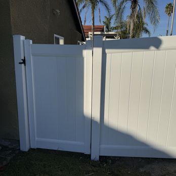 RG Vinyl Fencing - Close-up of the clean gate installation and the seamless vinyl panels. The fit and finish are perfect. - Fences & Gates Near Me - Fontana, California RG Vinyl Fencing - Close-up of the clean gate installation and the seamless vinyl panels. The fit and finish are perfect. - Fences & Gates Near Me - Fontana, California