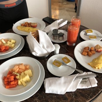 Krystal Grand Punta Cancún - Breakfast room service - Hotels Near Me - Cancún, ROO Krystal Grand Punta Cancún - Breakfast room service - Hotels Near Me - Cancún, ROO