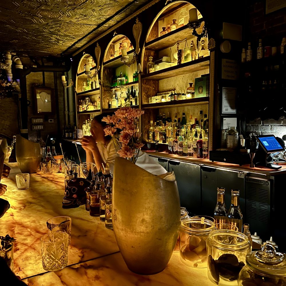Bars With Creative Drinks: Make Mine A Mas Manhattan