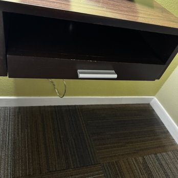 Hampton Inn & Suites Cordele - dresser missing parts - Hotels Near Me - Cordele, Georgia