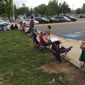 US Post Office - The line close to 8 am. It did go further past corner. - Post Offices Near Me - Merrifield, Virginia
