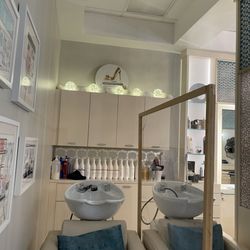 Marlenny's Full Service Salon - SHAMPOO AREA AT MARLENNYS SALON
