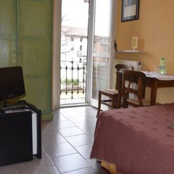 Al Ducale - Camera Violetta, dai colori romantici e dotata di un terrazzino privato.
