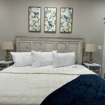 The Opal House - Larger side of two bedroom. The Sapphire and Blush retreat. - Hotels Near Me - Low Moor, Virginia The Opal House - Larger side of two bedroom. The Sapphire and Blush retreat. - Hotels Near Me - Low Moor, Virginia