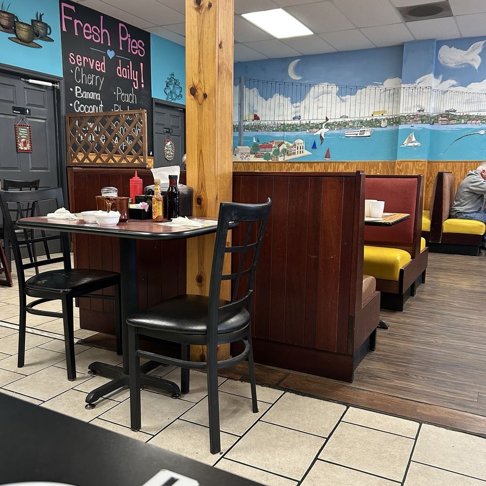 Affton Diner - Dining area - Breakfast & Brunch Near Me - Saint Louis, Missouri