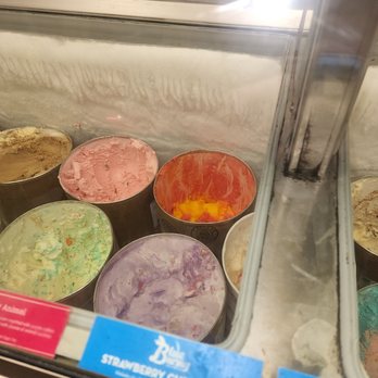 Beach Ice Cream And Yogurt - You can see all the mold growing up the center - Ice Cream & Frozen Yogurt Near Me - San Clemente, California Beach Ice Cream And Yogurt - You can see all the mold growing up the center - Ice Cream & Frozen Yogurt Near Me - San Clemente, California