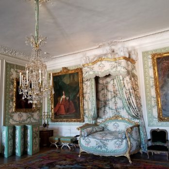 Château de Versailleo - Big room, small bed. - Landmarks & Historical Buildings Near Me - Versailles, 78 Château de Versailleo - Big room, small bed. - Landmarks & Historical Buildings Near Me - Versailles, 78