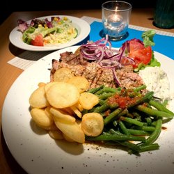 Delphi-Restaurant - Das Fleisch und die frittierten Kartoffelscheiben sind gut, der Salat jedoch hat bessere Tage gesehen: "Grillteller Serres"